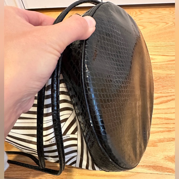 Henri Bendel drawstring bucket bag - Picture 3 of 8